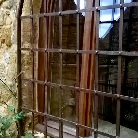 La Tour Alienor, Maison De Caractere Du Xiveme Siecle Semesterbostad